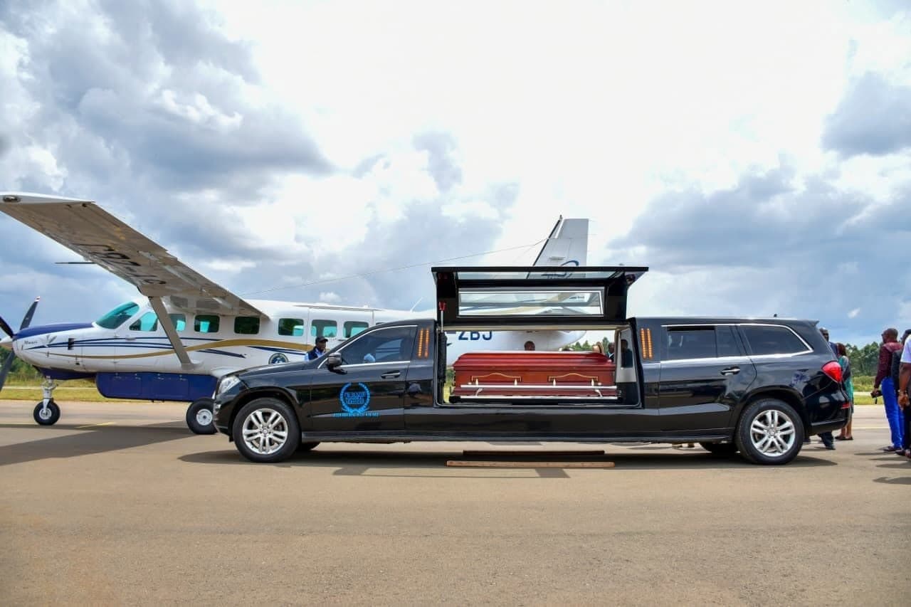 Limousine hearse at airport for repatriation — Perozie